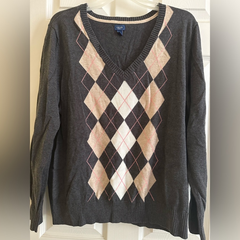 IZOD Women V-Neck Argyle Sweater in gray/tan/white/pink. Women’s size 1x.